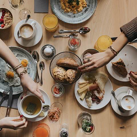 Frühstück im Tauernhof: Omelette nach Wunsch, hausgemachte Waffeln & Regionales aus dem Großarltal – da startet der Tag einfach richtig.