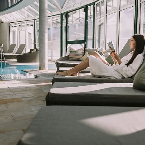 Bademantel an, Alltag aus. Bei uns im Tauernhof heißt „wellnessen“: tief durchatmen, Wärme spüren, kurz nix müssen – und einfach Zeit für dich (oder euch) finden.